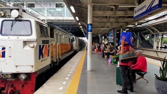 KAI Terapkan Pemberhentian Luar Biasa di Stasiun Jatinegara