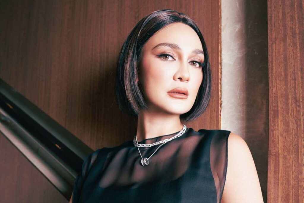 Luna Maya Tampil Rambut Pendek dan Dress Hitam, Elegan nan Mewah