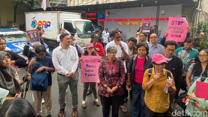 Haris Azhar dan TAUD ke Polda Metro, Minta Kasus Delpedro dkk Disetop